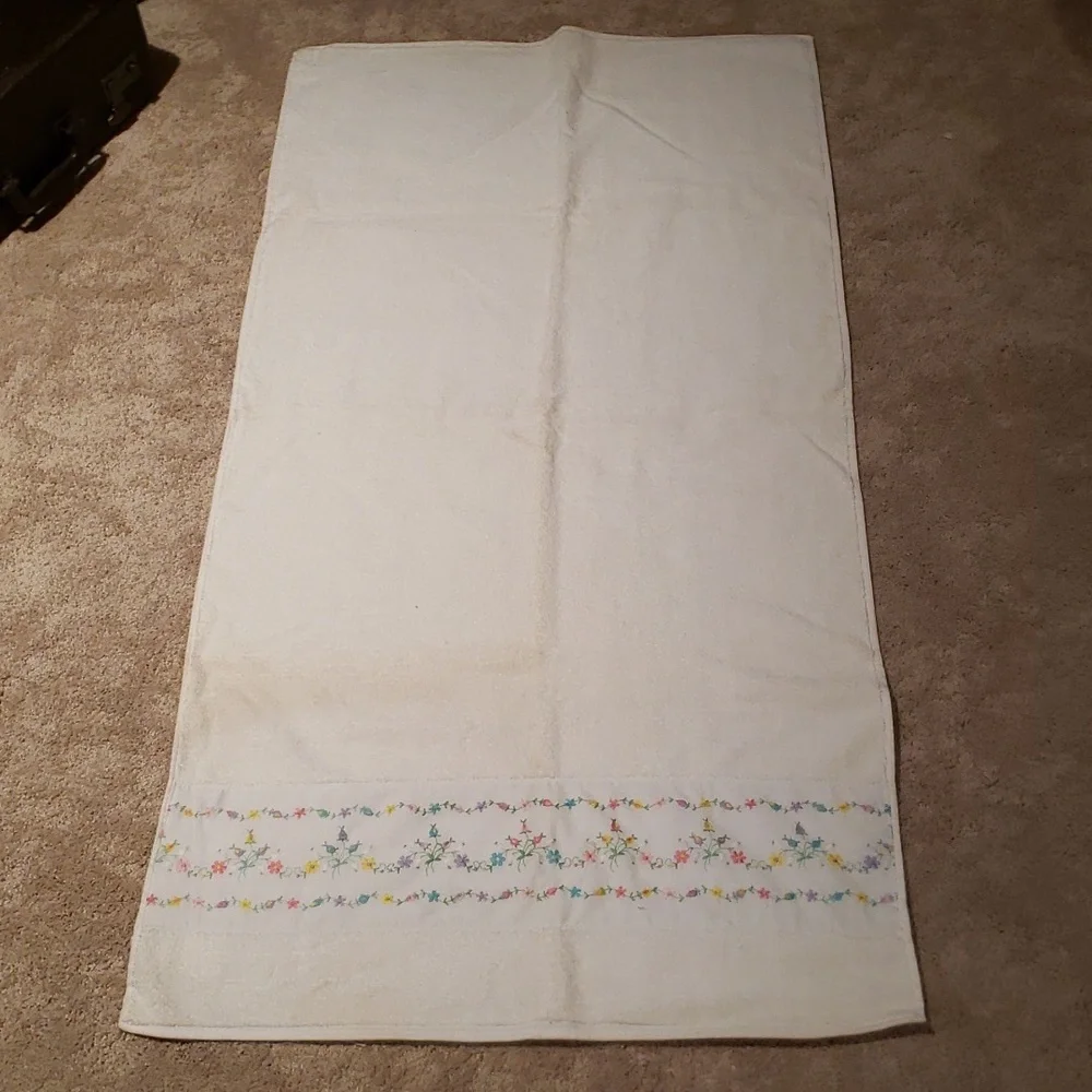 New Vintage Oscar De La Renta bath towel Royal Family Cannon floral embroidery
